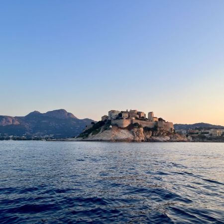 Découvrez la citadelle de Calvi lors de vos sorties en bateau.