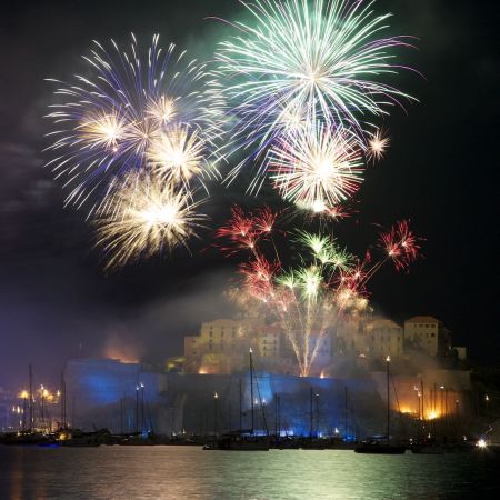 Feux d'artifice de Calvi en Corse vu depuis la plage de sable fin
